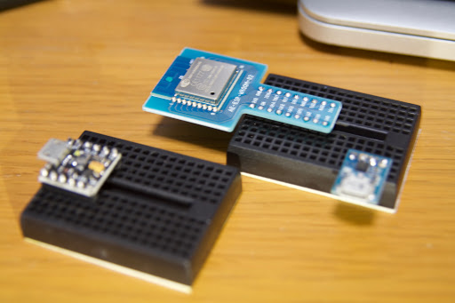 木製机の上、ブレッドボードに挿した半田付け済みESP-WROOM-02 DIP化キットとUSBシリアル変換、Arduino互換ボードPICO