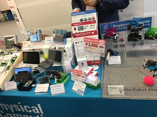 Raspberry Pi3(3,980円)や小型ディスプレイ、Zumoロボットが並ぶ物販ブースの展示台