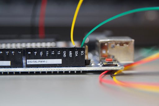 Arduino UNO互換機のSCL・SDA・GNDピンにジャンパ線を配線した接写