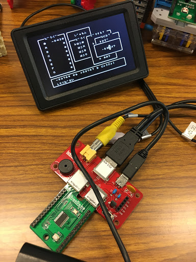 IchigoJamの赤い基板と小型ディスプレイに表示されたIchigonQuestのゲーム画面