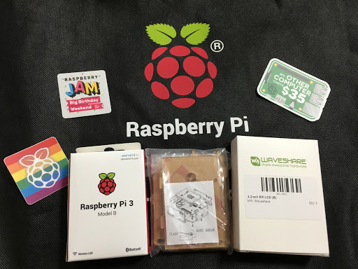 購入したRaspberry Pi 3 Model B本体・ケース・Waveshareディスプレイと記念ステッカーを並べた成果物